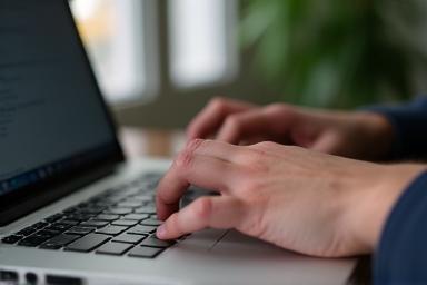 Pessoa solucionando problemas de conexão em um laptop, representando gravação remota.